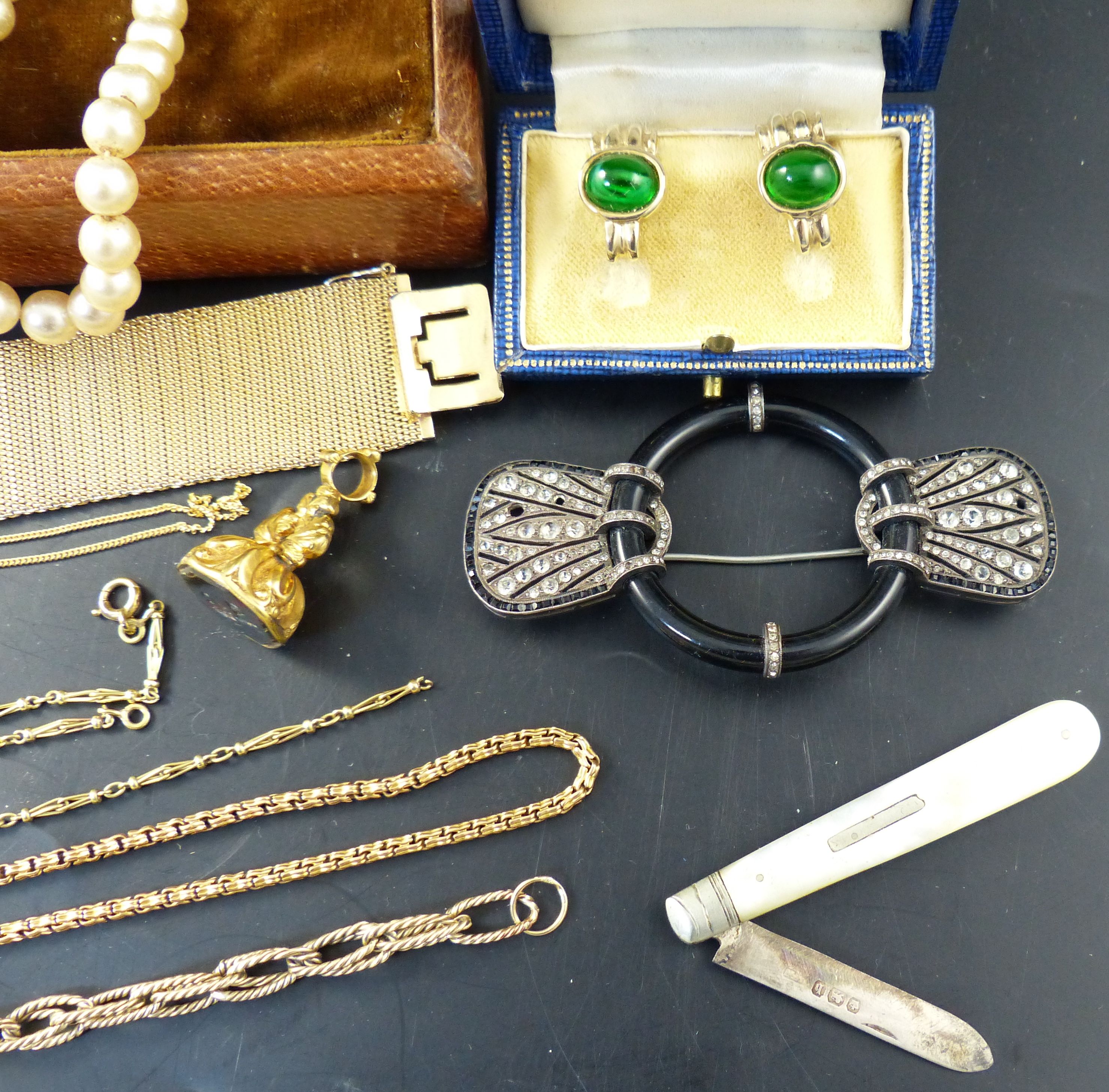 Assorted jewellery.